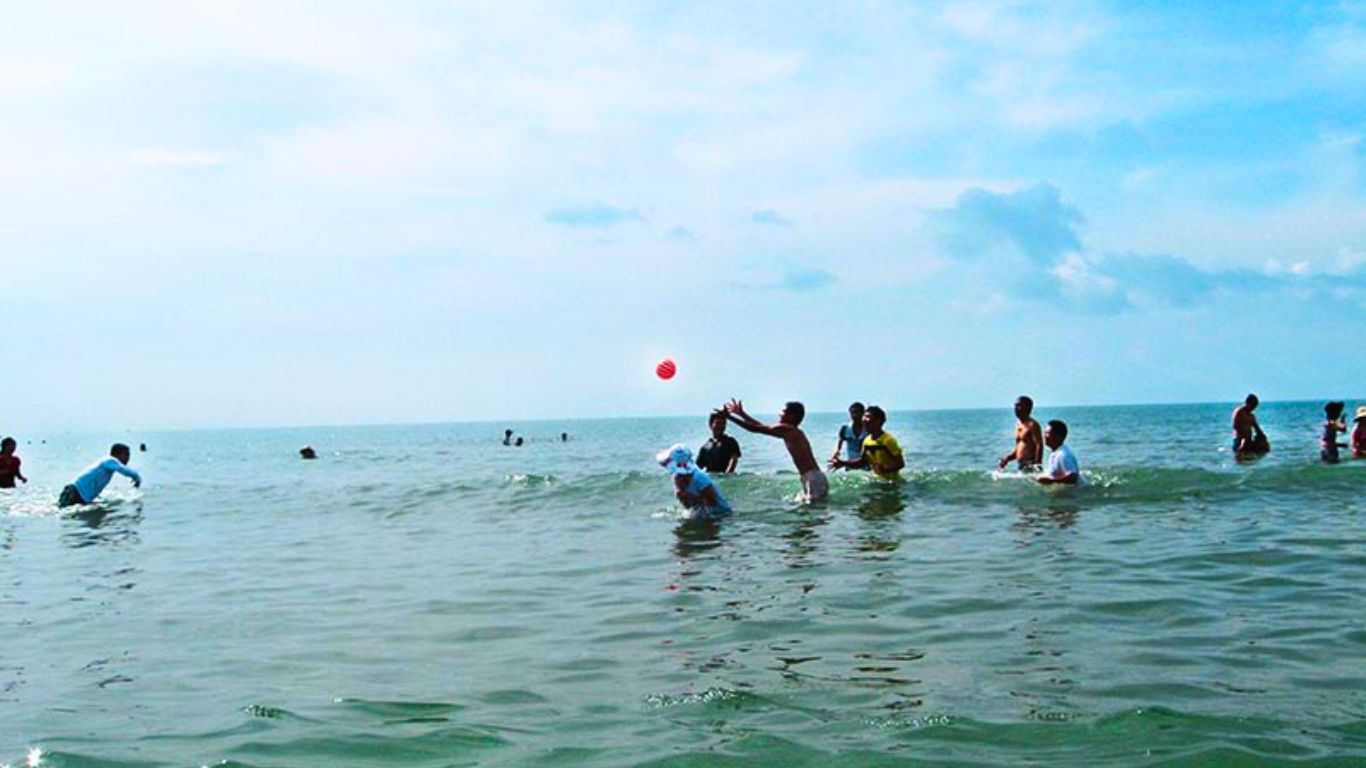 Water activities on Doc Let beach