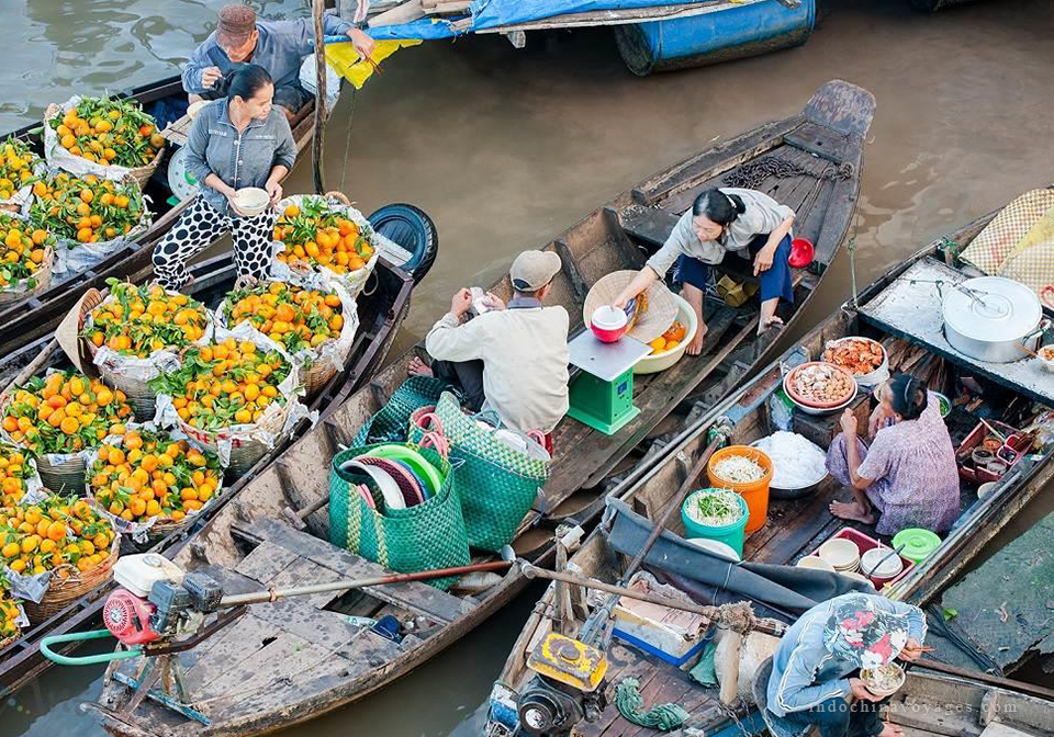 Early sunshine, fresh produce, what a colorful Mekong floating market is like.